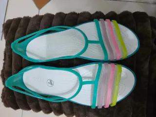 Comodas Sandalias Crocs Mujer Azul y Rosa.
