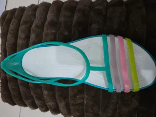 Comodas Sandalias Crocs Mujer Azul y Rosa.