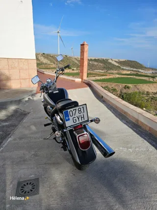 Moto custom plateada y negra