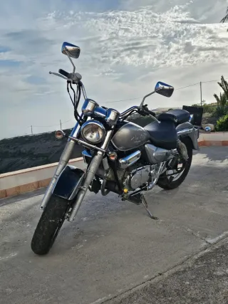 Moto custom plateada y negra