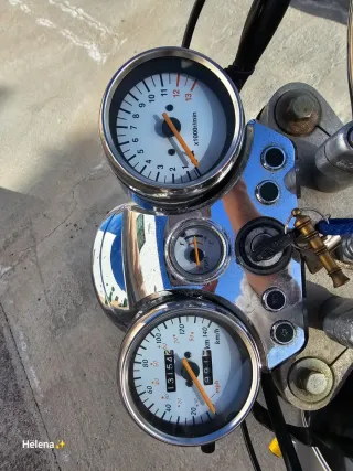 Moto custom plateada y negra