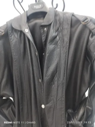 Chaqueta de piel negra