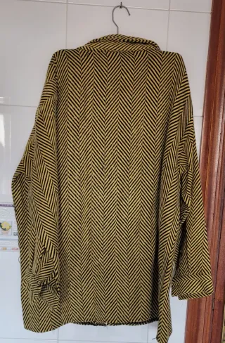 Chaqueta estilo camisero mostaza y negro