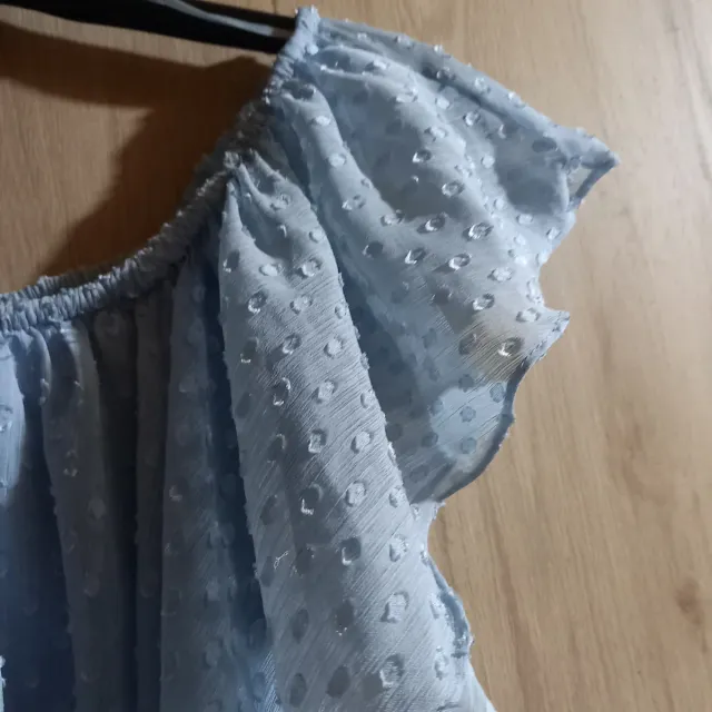 Blusa azul con volantes