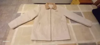 Chaqueta beige con cuello de borrego