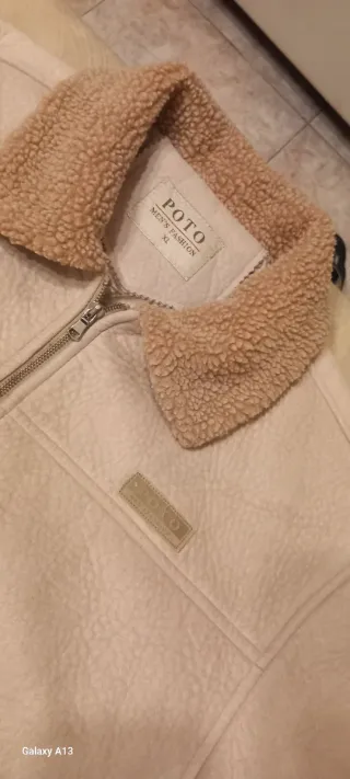 Chaqueta beige con cuello de borrego