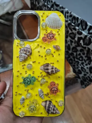 Funda móvil decorada con tortugas y conchas
