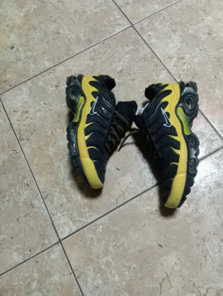 Nike Air Max Plus TN - Negro/Amarillo