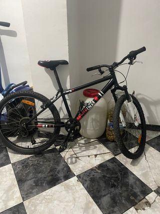 Bicicleta de montaña negra