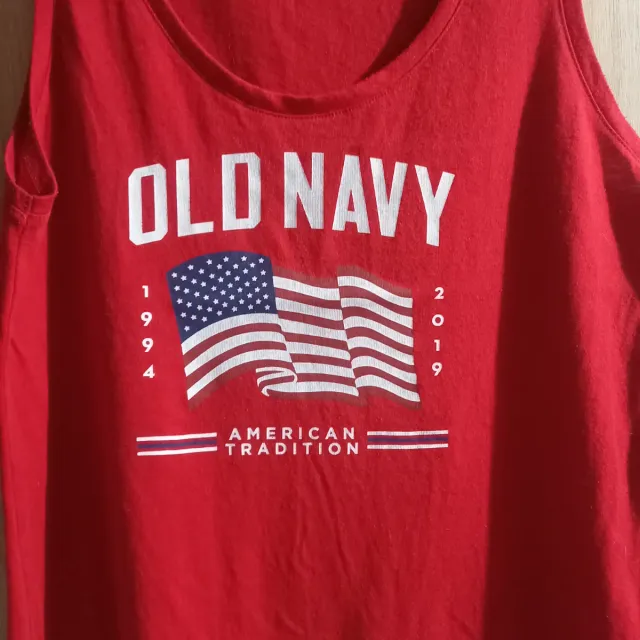 Camiseta Old Navy Roja con Bandera Americana