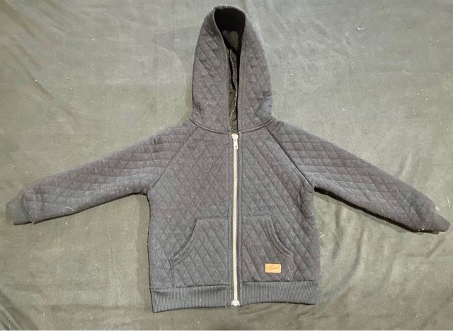 Sudadera gris acolchada con capucha