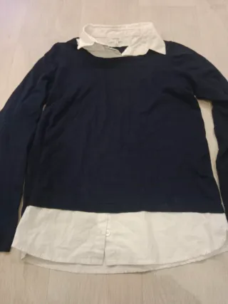 Jersey azul con cuello de camisa blanco