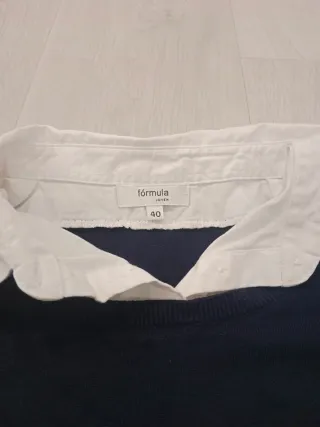 Jersey azul con cuello de camisa blanco