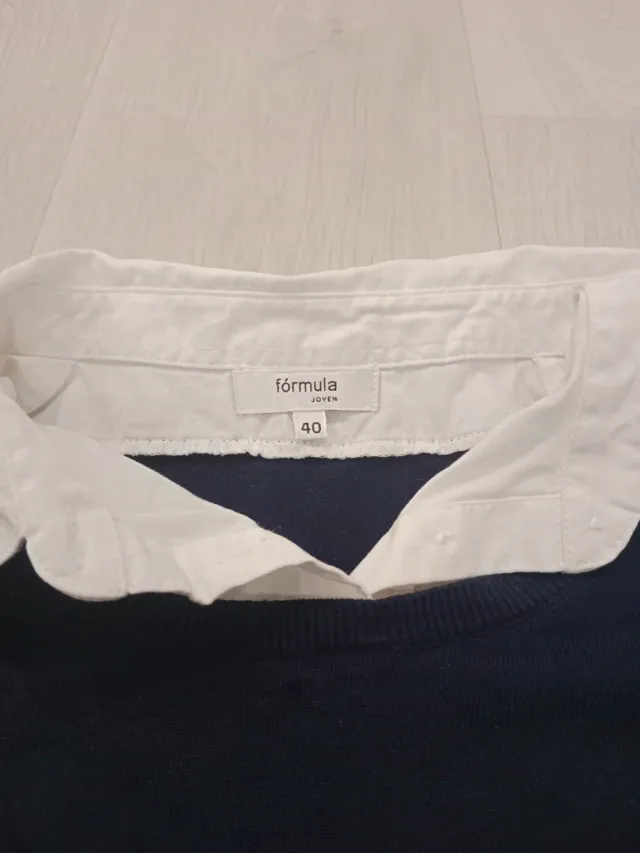 Jersey azul con cuello de camisa blanco