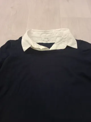 Jersey azul con cuello de camisa blanco