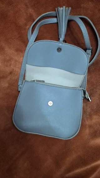 Bolso bandolera gris con flecos