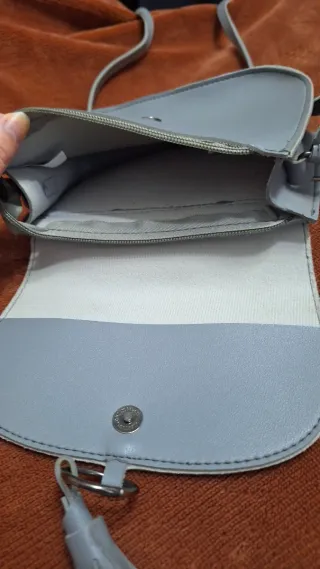 Bolso bandolera gris con flecos