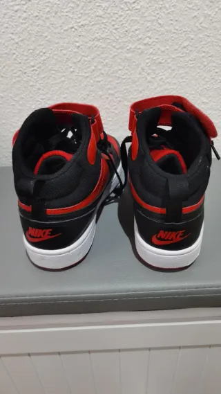 Deportivas Nike court borough mid2  Negras y Roj
