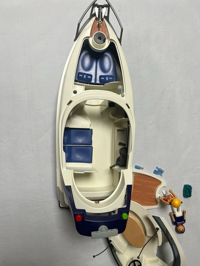 Yate Playmobil con figuras y accesorios