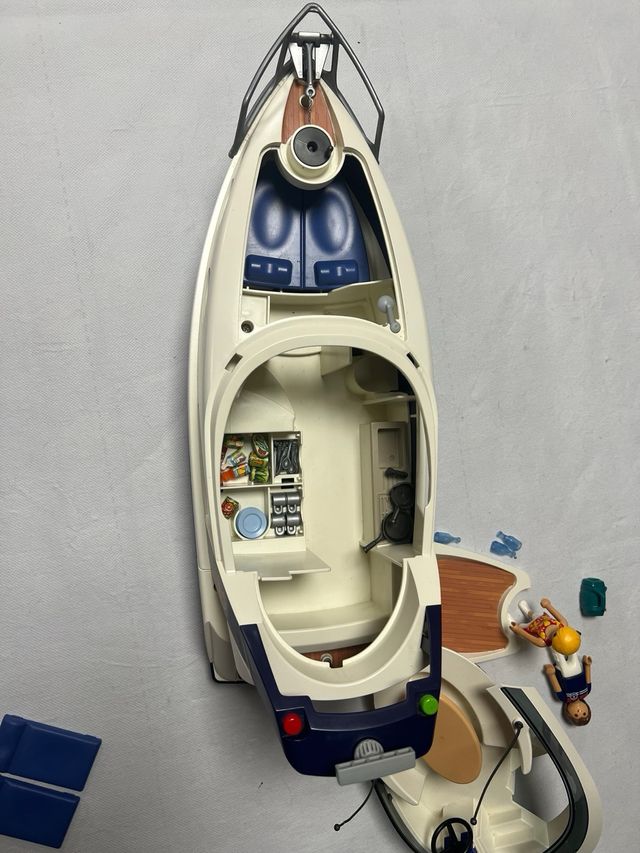 Yate Playmobil con figuras y accesorios