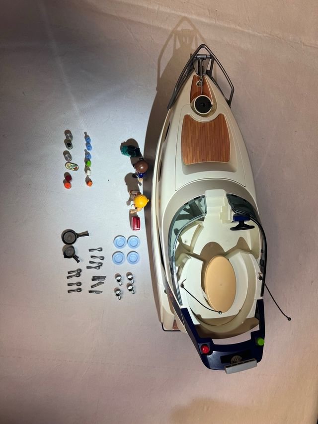 Yate Playmobil con figuras y accesorios