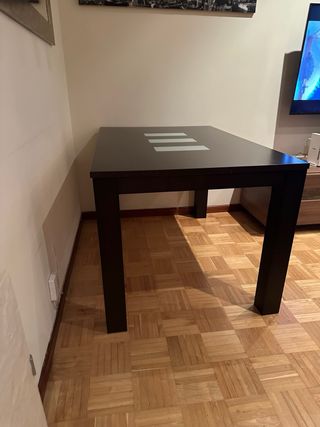 Mesa de comedor de nogal con detalles de vidr