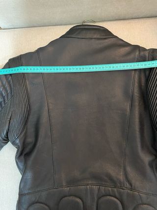 Chaqueta de cuero negro para moto