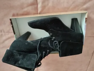 Botines negros con cordones y tacón