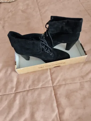 Botines negros con cordones y tacón