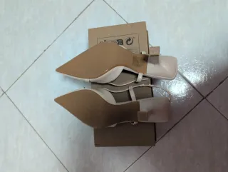 Zapatos estiletos beige nuevos