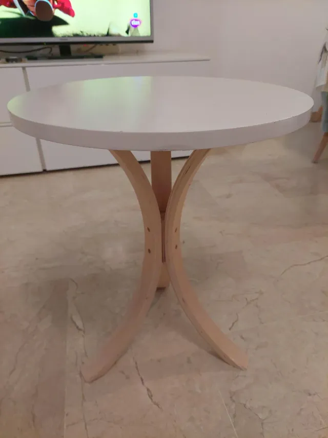 Mesa auxiliar redonda branca e madeira