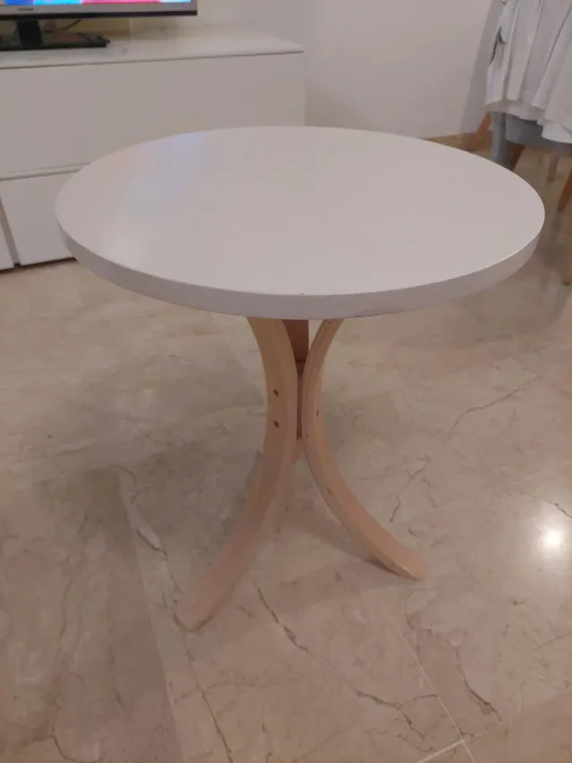 Mesa auxiliar redonda branca e madeira