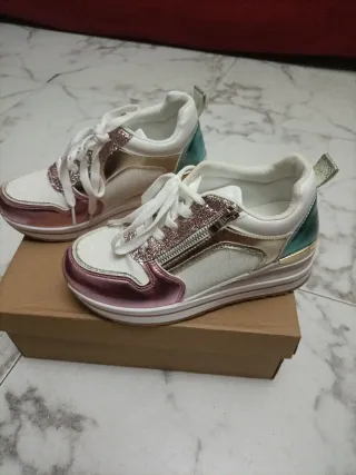 Zapatillas chica doradas, rosas, turquesa y blanca