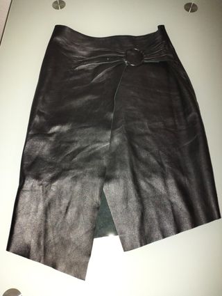 Falda de piel negra