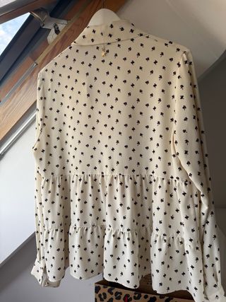 Camisa Pati Conde Beige con Estampado Negro