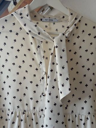 Camisa Pati Conde Beige con Estampado Negro