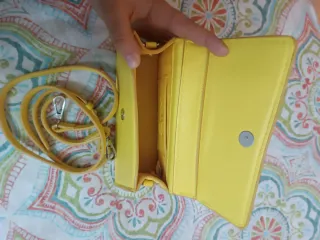 Bolso de mano amarillo