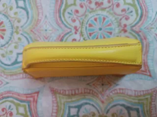 Bolso de mano amarillo