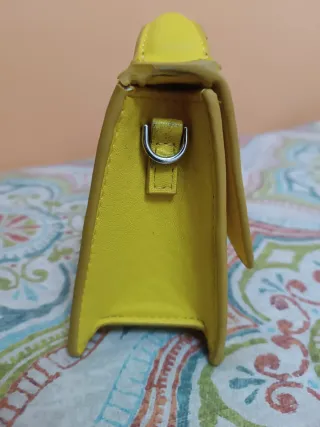 Bolso de mano amarillo
