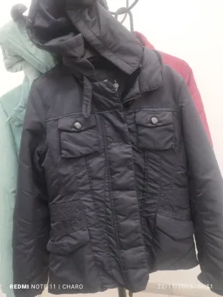 Chaqueta acolchada roja y negra