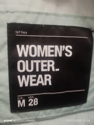 Chaqueta acolchada roja y negra