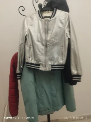 Chaqueta acolchada roja y negra