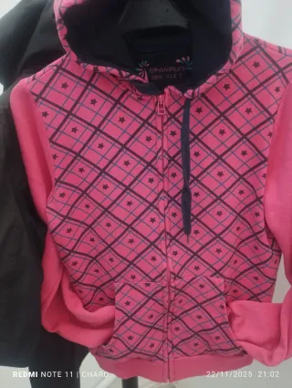 Chaqueta acolchada roja y negra