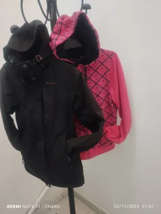 Chaqueta acolchada roja y negra