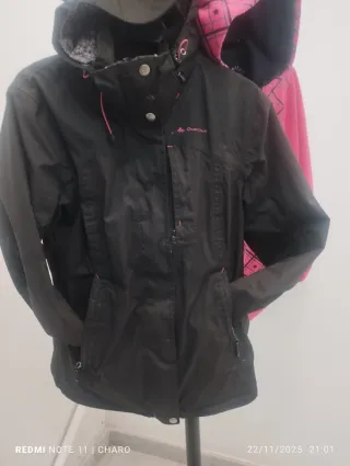 Chaqueta acolchada roja y negra