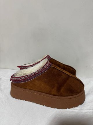 Zuecos/Zapatillas estilo UGG Marrones