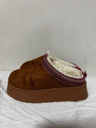 Zuecos/Zapatillas estilo UGG Marrones