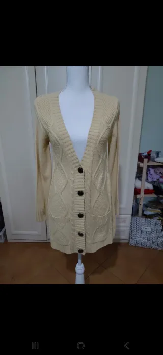 Cardigan lungo beige con bottoni
