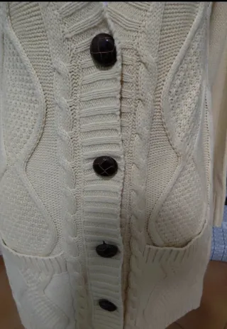 Cardigan lungo beige con bottoni