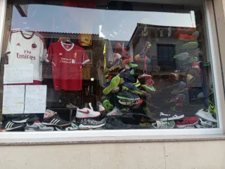 Camisetas de fútbol y zapatillas tengo tinod Arche